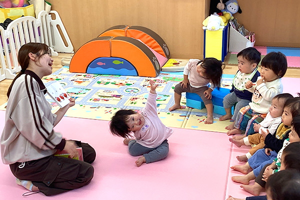 絵本の読み聞かせ